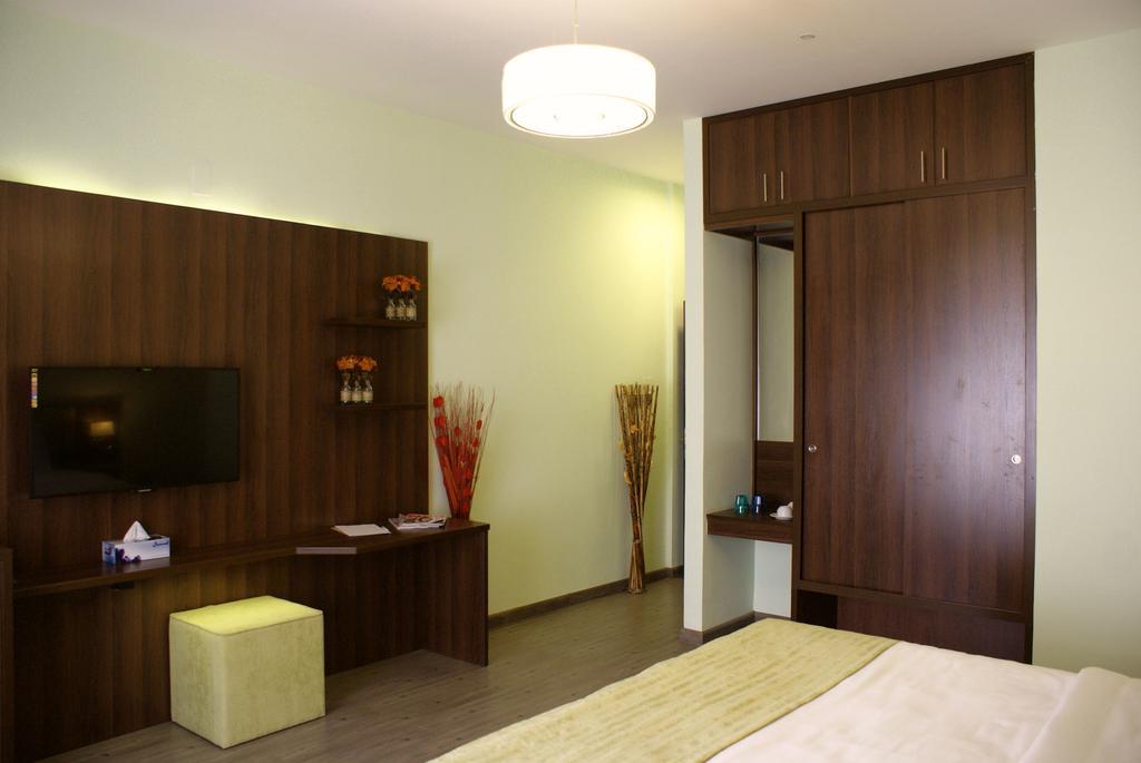 Weekend Hotel & Apartments Muscat Room photo